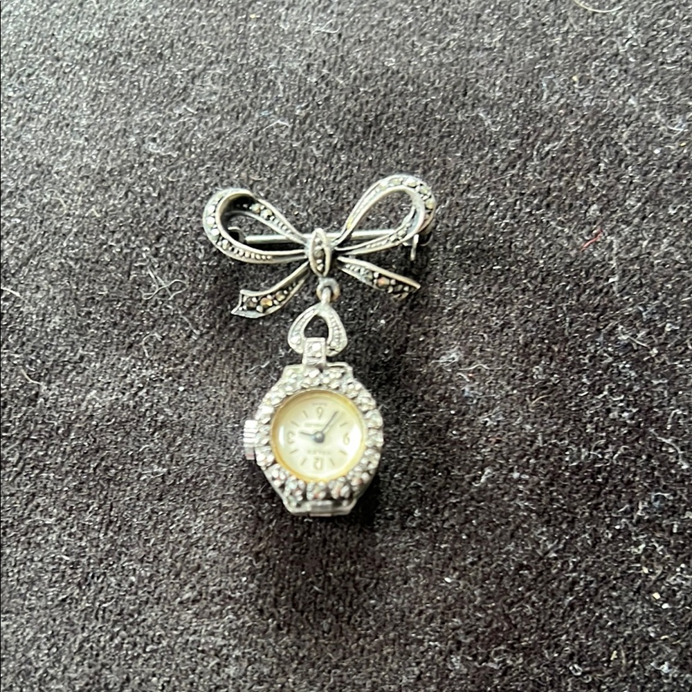 Stunning antique watch broach. Still keeps time. Valex brand Swiss made.
